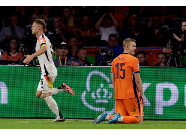 Van Dijk and Koeman comment on De Ligt's mistake.