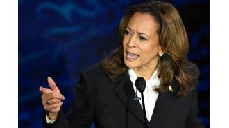 People are speculating that Kamala used wireless earphones during the debate.