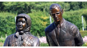 A new statue of the deceased Queen is causing confusion among viewers.