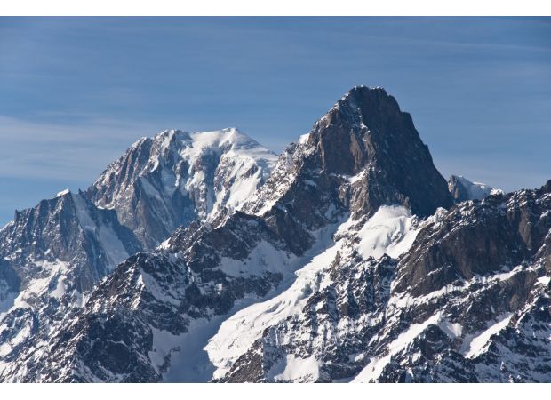 4 climbers found dead at 15,400 ft near Mont Blanc.