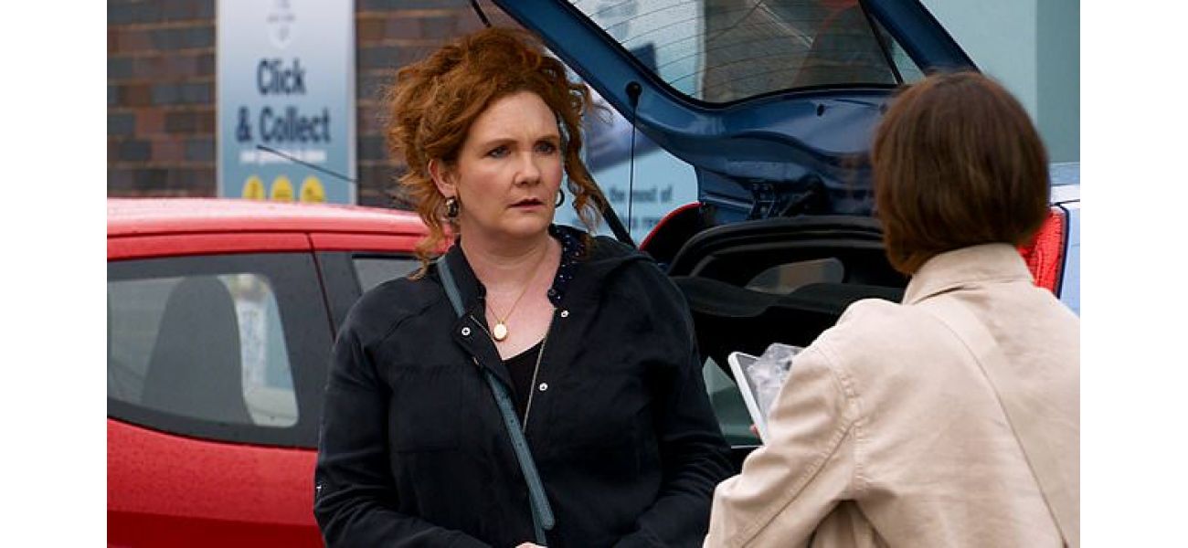 Fiz on Coronation Street messes up, putting Tyrone's loss at risk.