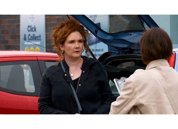 Fiz on Coronation Street messes up, putting Tyrone's loss at risk.