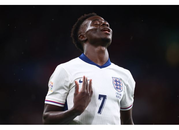 Arsenal fans are upset with Robert Pires for his comments about Bukayo Saka, a controversial opinion from the club legend.