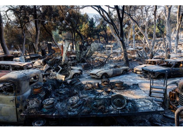 An earthquake hits Los Angeles while wildfires burn close by.