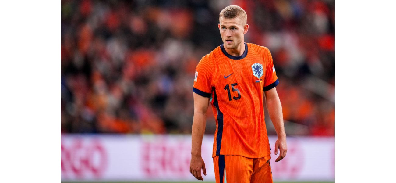 National team coach criticizes Man Utd player, Ajax coach defends him.