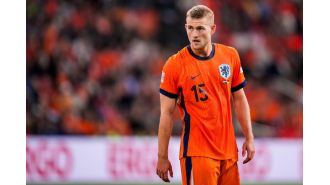 National team coach criticizes Man Utd player, Ajax coach defends him.