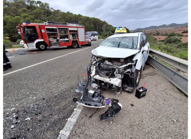 A tragic road accident in Menorca leaves a father and his two sons from Britain injured.