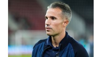 Van Persie loses big in 4th game as manager with 9-1 record-breaking defeat