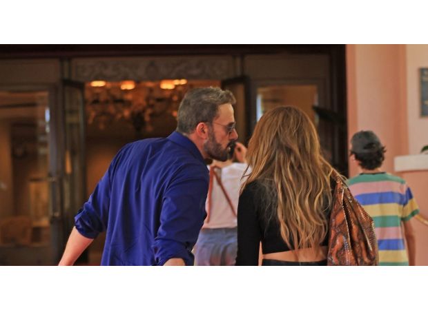 J.Lo and Ben Affleck seen together for the first time since announcing their divorce, having lunch together.