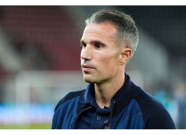 Van Persie loses big in 4th game as manager with 9-1 record-breaking defeat