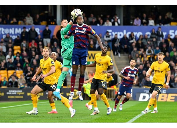 Why Alexander Isak was subbed out at halftime for Newcastle in their match against Wolves.