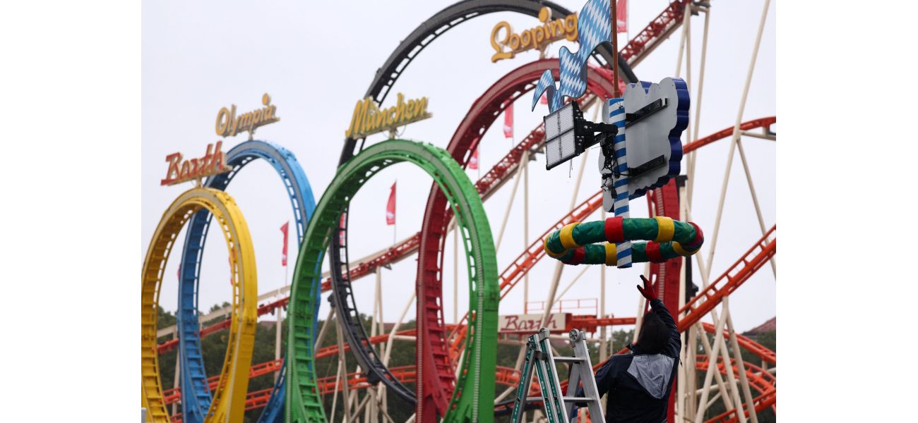 A 20-year-old man died when a rollercoaster wagon at Oktoberfest swung at a high speed.