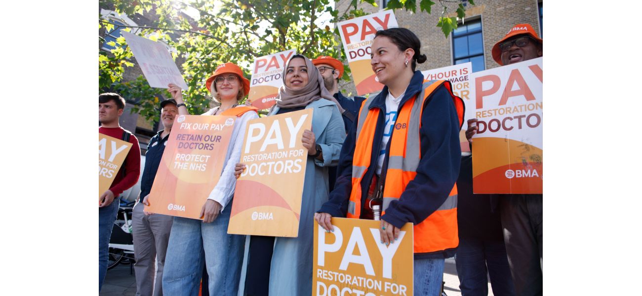 Young physicians agree to 22% salary raise, bringing an end to their protests against the National Health Service.