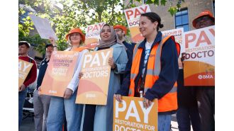 Young physicians agree to 22% salary raise, bringing an end to their protests against the National Health Service.