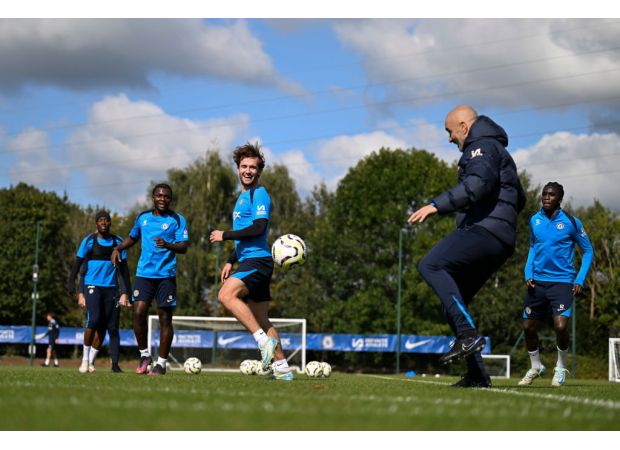 Chelsea player seen training with Enzo Maresca despite recent absence from team.