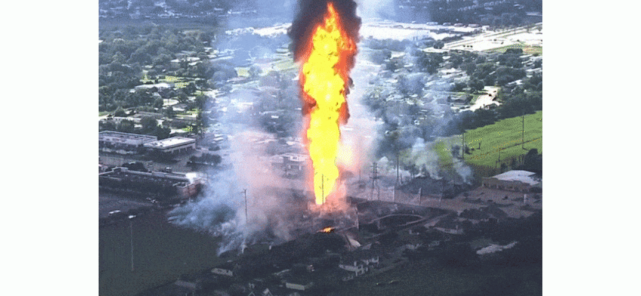 Pipeline explosion in the US causes fiery tower to appear.