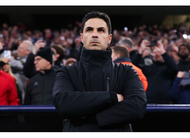 Hargreaves explains why Arsenal won't win Champions League: lack of consistency and weak defense.