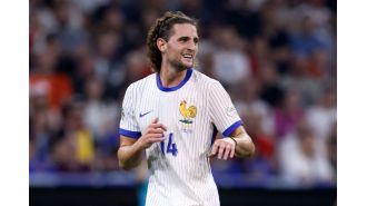 Adrien Rabiot's agent criticized for being incompetent after Manchester United transfer falls through.