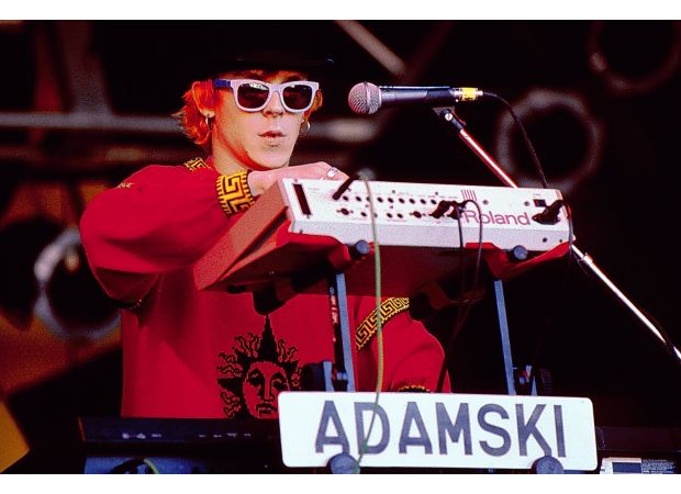 Popular 90s singer, known for one of the decade's top songs, looks completely different after 30+ years.