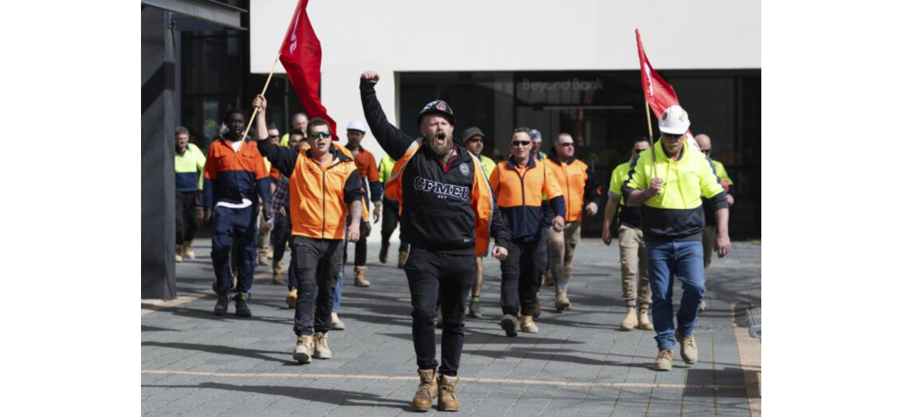 Thousands of employees in Melbourne will go on strike in a demonstration.