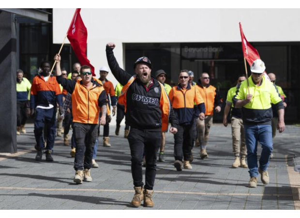 Thousands of employees in Melbourne will go on strike in a demonstration.