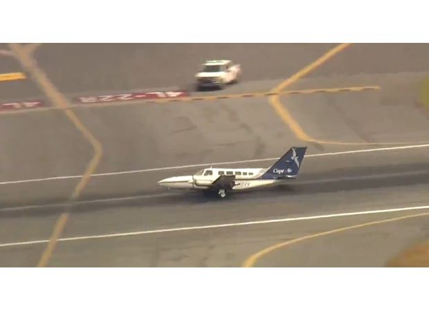 Plane lands safely with one wheel in emergency situation.