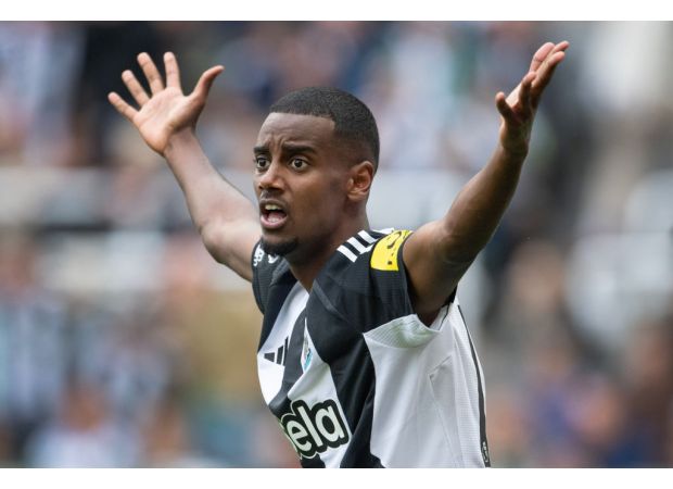 Eddie Howe shares update on Alexander Isak's injury before Fulham vs Newcastle match.