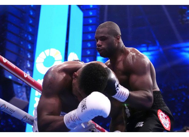 Dubois successfully defends IBF heavyweight title by knocking out Joshua in 5th round.