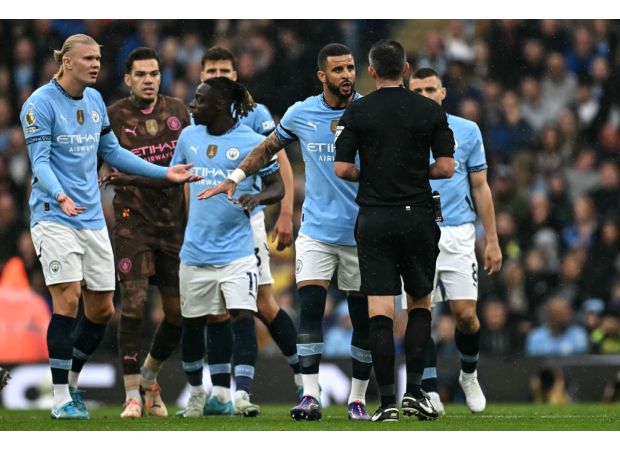 Man City's Kyle Walker expresses annoyance with referee after draw against Arsenal.