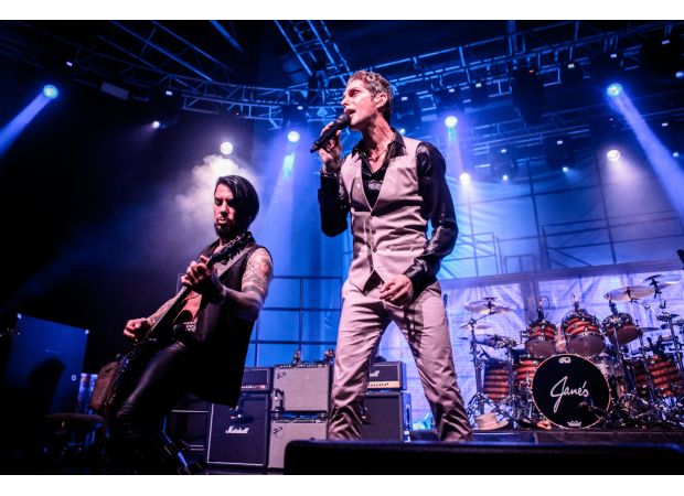 80s musician seeking assistance after physical altercation during reunion performance.