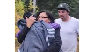 Six-year-old girl found after being lost in forest for 3 days, emotional reunion with her mother.