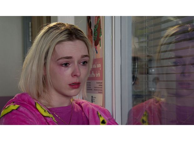 Lauren gets important info about Frankie's health on Coronation Street.