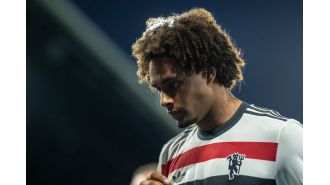 Ex-Manchester United player criticizes Joshua Zirkzee's performance.