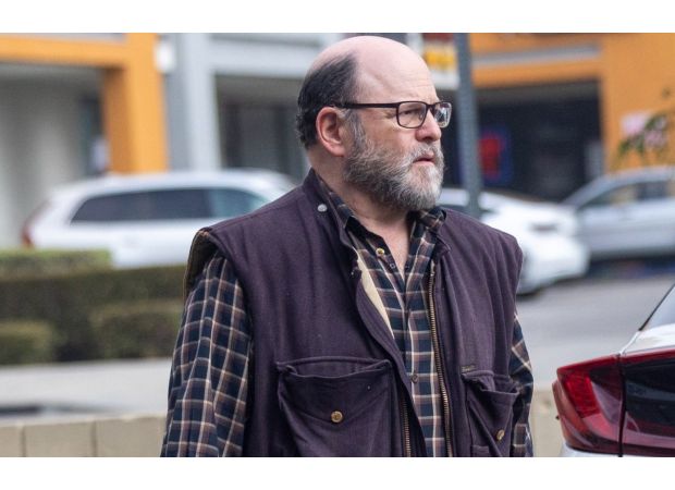 A sitcom celebrity from the 90s is barely recognizable after 26 years since their popular show ended.