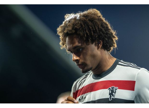 Ex-Manchester United player criticizes Joshua Zirkzee's performance.