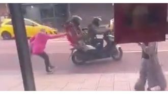 Lady foils e-bike theft by pulling thief off moped while attempting to escape at high speed.