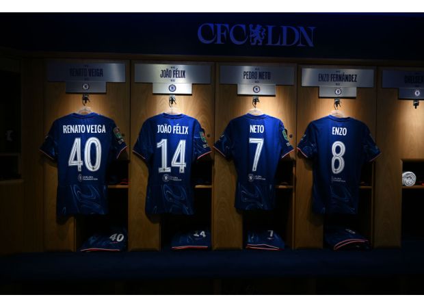 A Chelsea player admits to fans that he is not performing at his best after switching teams during the summer.