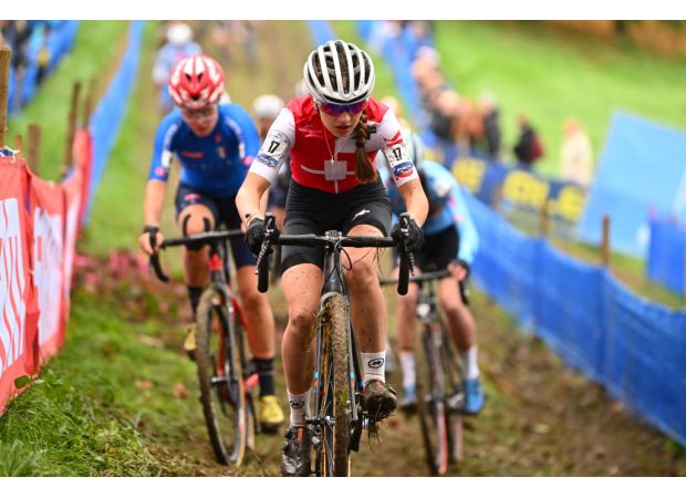 Swiss cyclist Muriel Furrer, 18, dies after crash at Road World Championships.