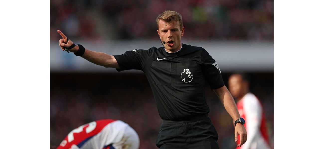 Shearer criticizes referee for making a bad call in Arsenal's victory against Leicester.