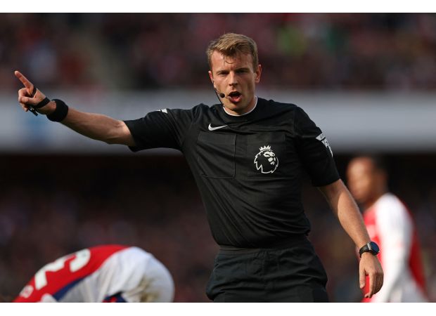 Shearer criticizes referee for making a bad call in Arsenal's victory against Leicester.