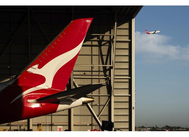 Qantas faces flight disruptions as 1000 engineers plan to strike.