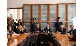 19 individuals linked to influential mafia organization apprehended by law enforcement.