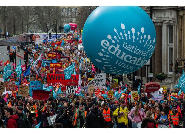 Teachers agree to accept 5.5% pay increase, ending prolonged strikes.