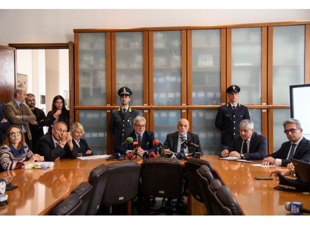 19 individuals linked to influential mafia organization apprehended by law enforcement.