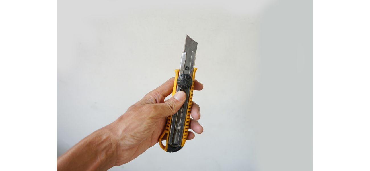 An old man was scolded for carrying a knife on a plane, causing a delay in the flight.