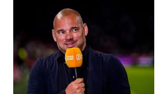 Wesley Sneijder criticizes Man Utd's strategy to retain Erik ten Hag.