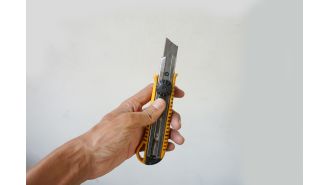 An old man was scolded for carrying a knife on a plane, causing a delay in the flight.