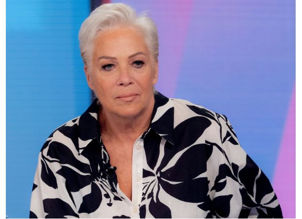 Actress Denise Welch blames stalker's early prison release for contributing to women's deaths.