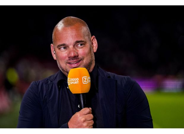 Wesley Sneijder criticizes Man Utd's strategy to retain Erik ten Hag.