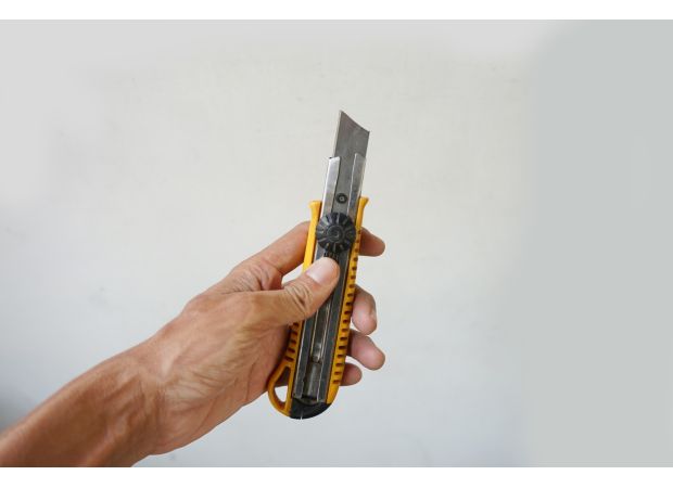 An old man was scolded for carrying a knife on a plane, causing a delay in the flight.